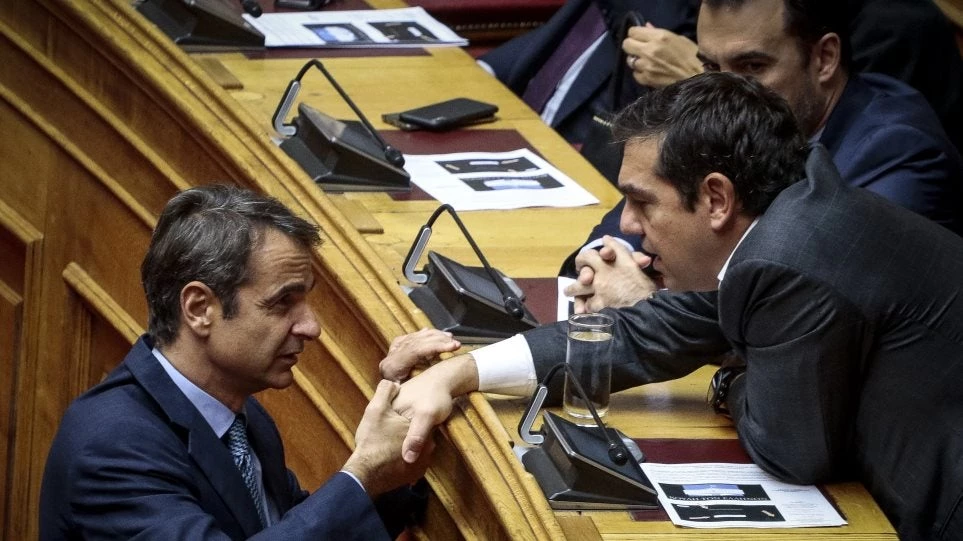 «Πηγαδάκι» Τσίπρα-Μητσοτάκη στον αγιασμό της Βουλής (εικόνες)